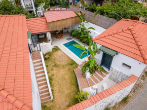 Köy İçinde Zevkle Döşenmiş Özel Havuzlu Lüks Taş Villa